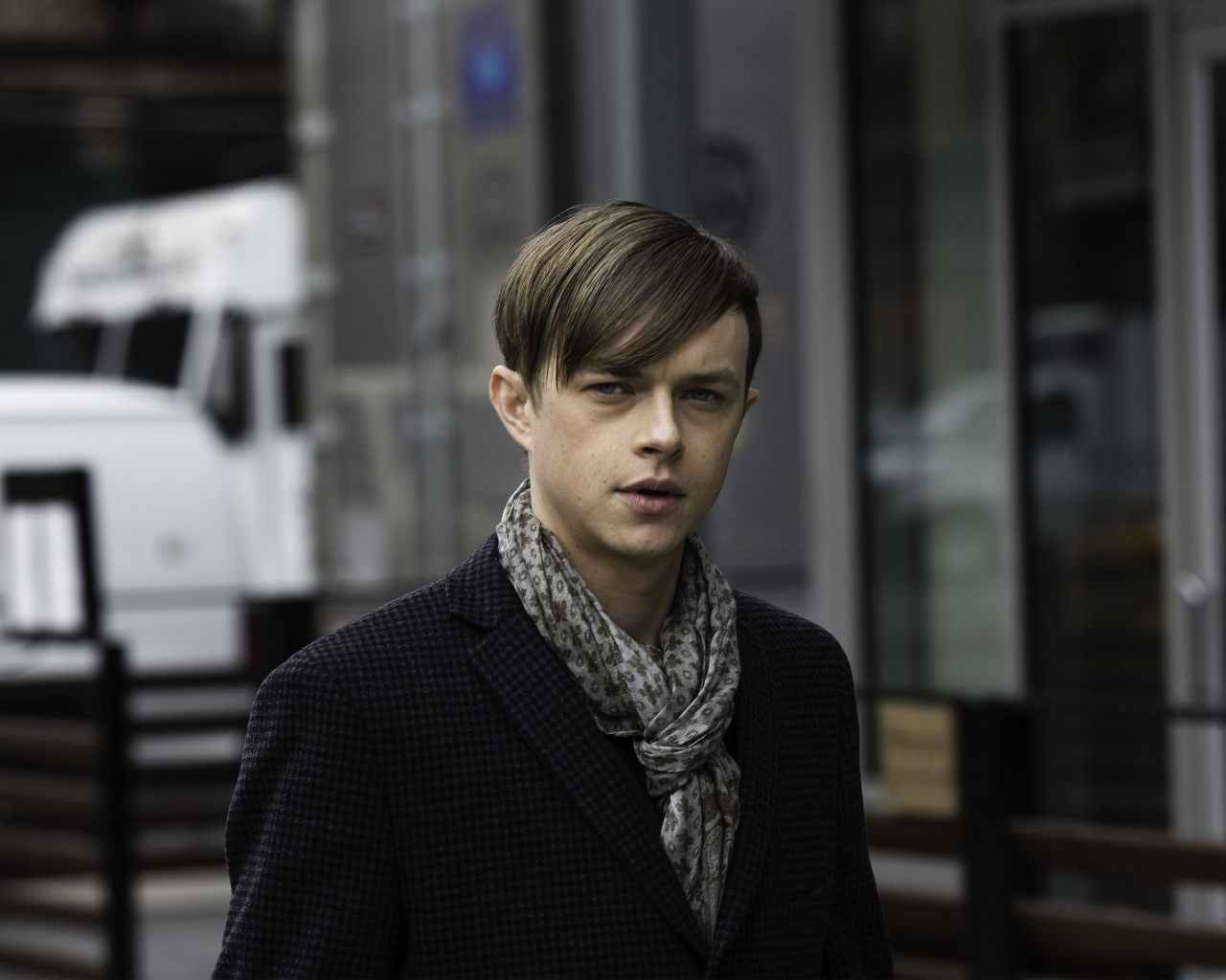 Актер Дэйн Дехаан в черном пальто