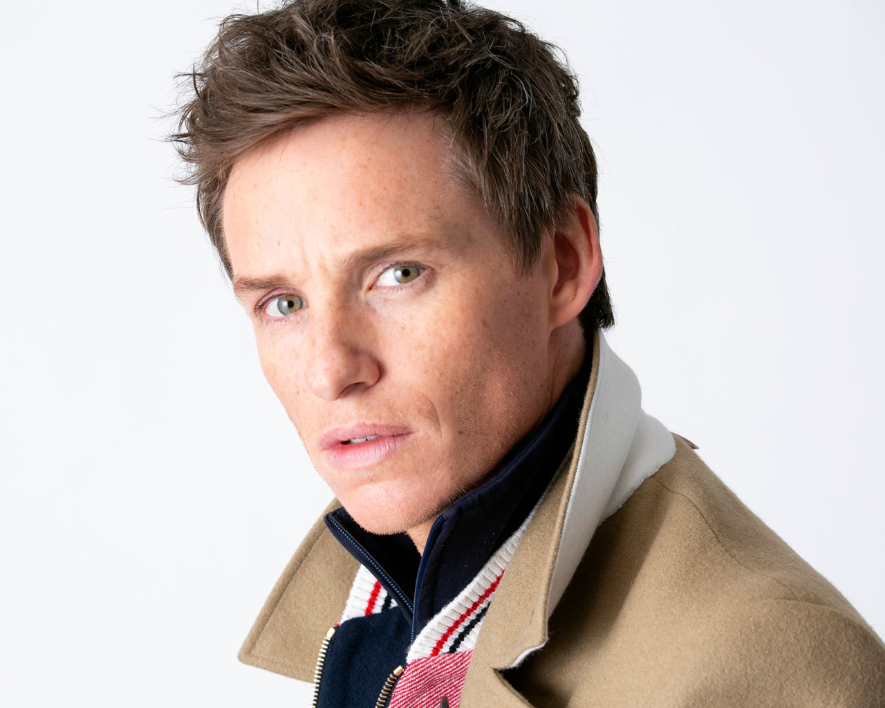 Актер Эдди Редмэйн на белом фоне