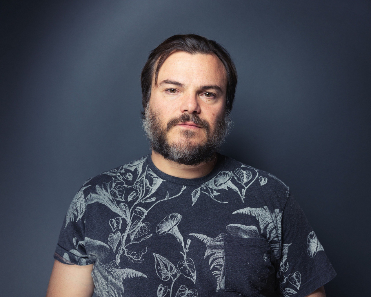 Актер Джек Блэк на сером фоне