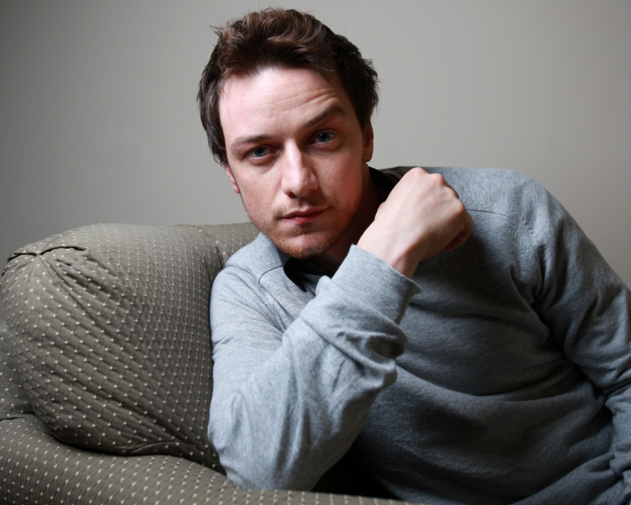 Актер Джеймс МакЭвой лежит на диване
