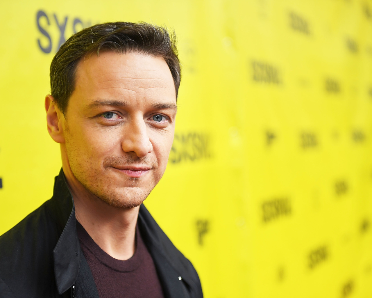 Актер Джеймс МакЭвой на желтом фоне