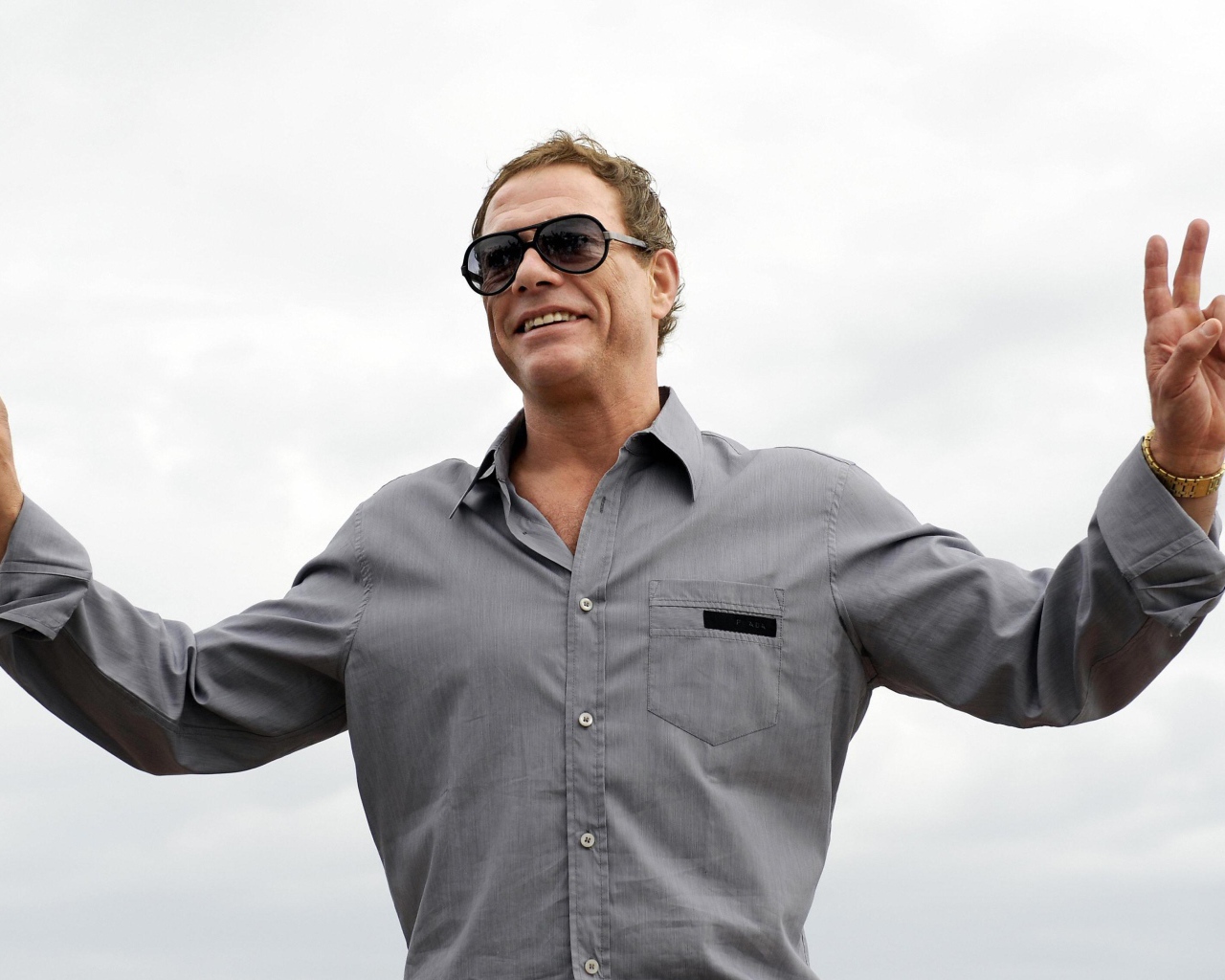 Актер Жан-Клод Ван Дамм на белом фоне