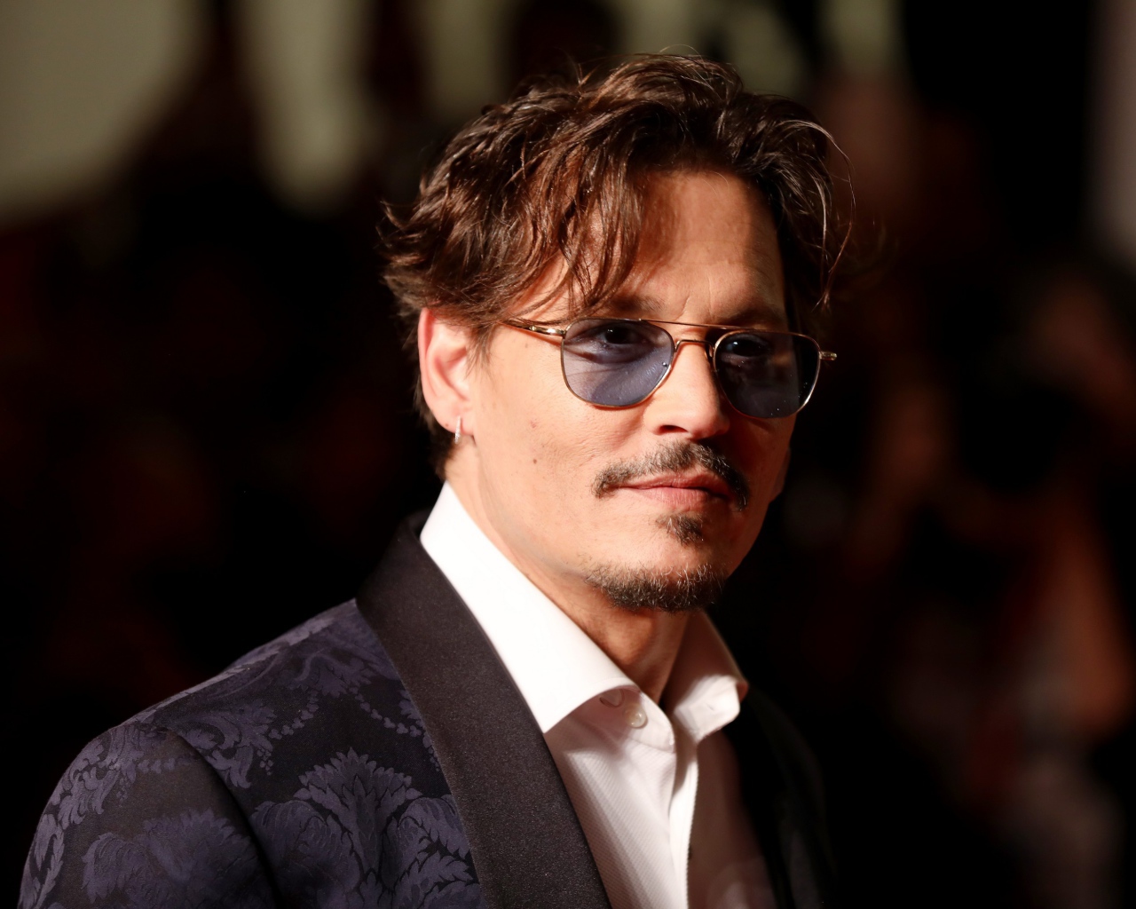Актер Джонни Депп в черных очках 