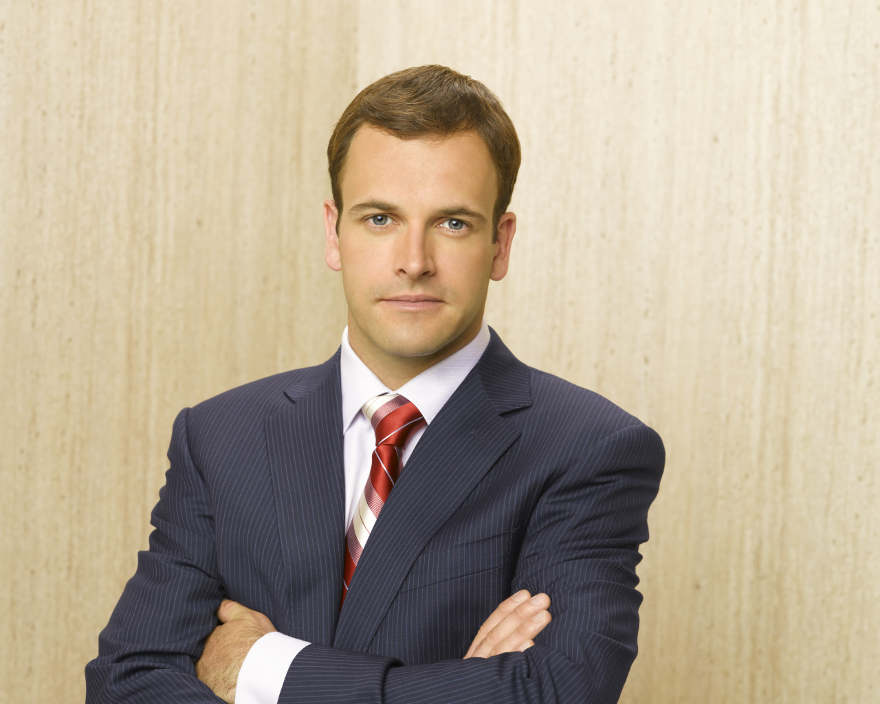 Актер Джонни Ли Миллер в костюме у стены