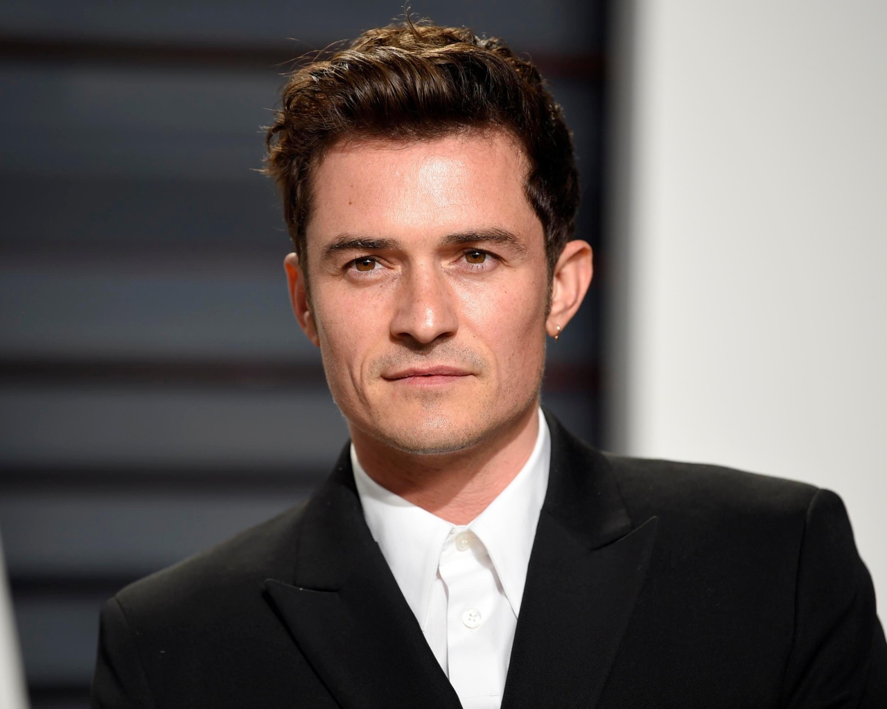 Актер Орландо Блум в костюме