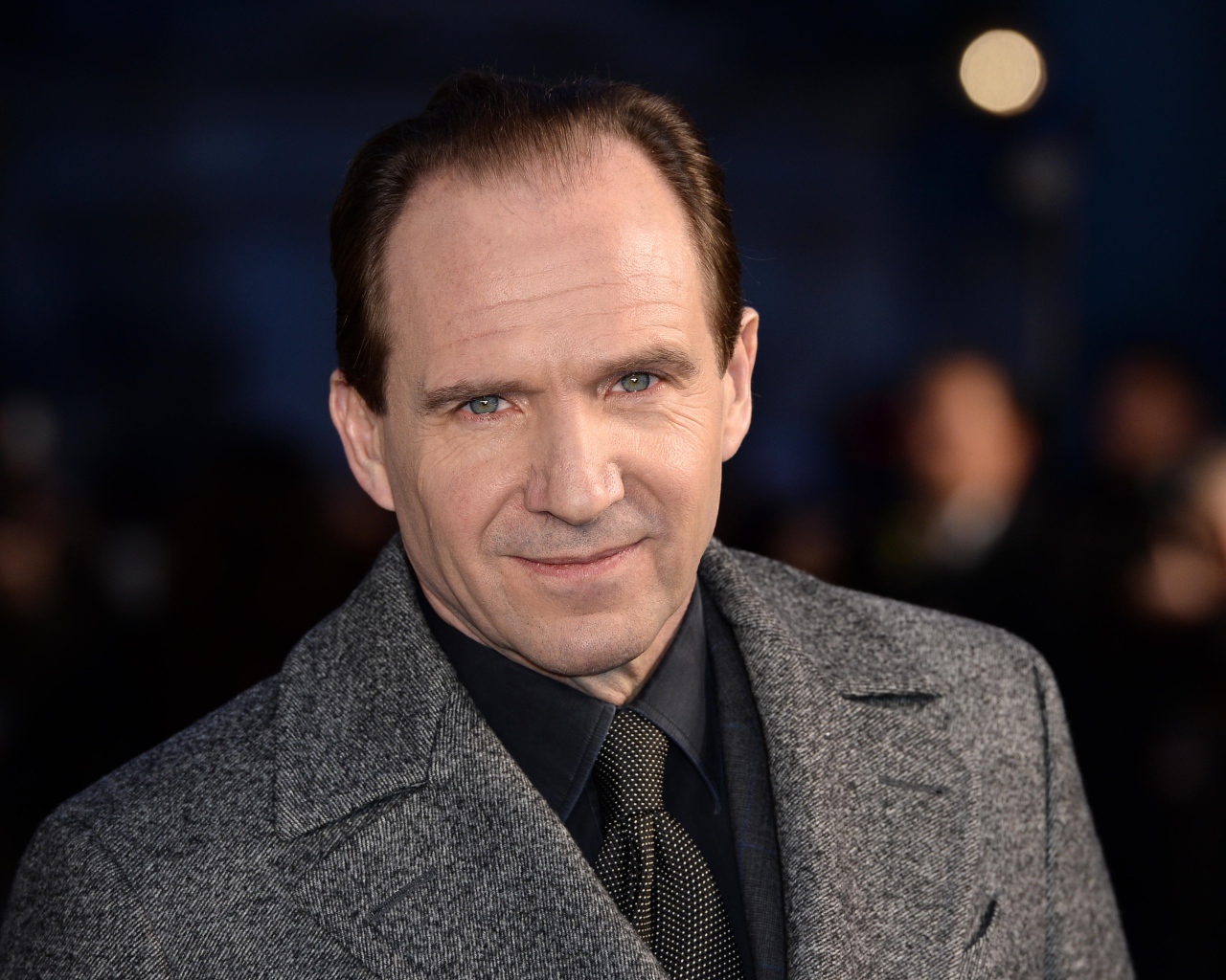 Актер Рэйф Файнс в сером пальто