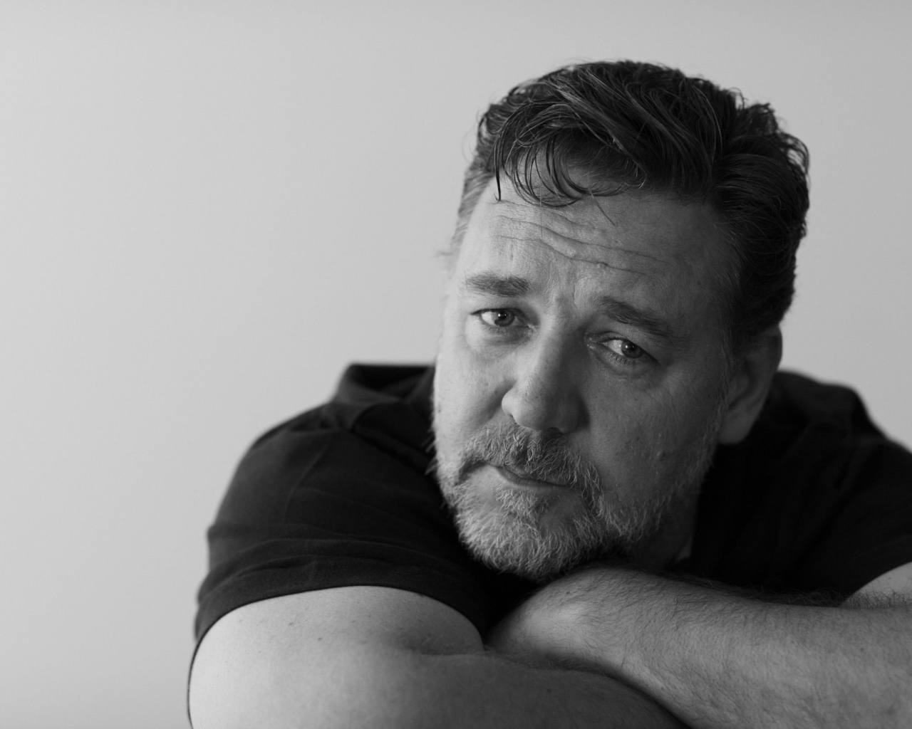 Актер Рассел Кроу черно-белое фото