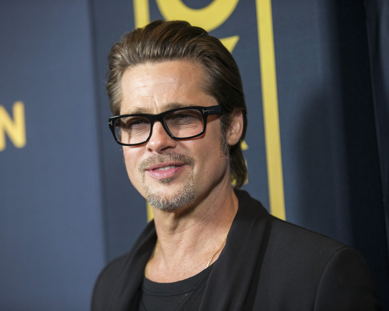 Американский актер Брэд Питт в очках