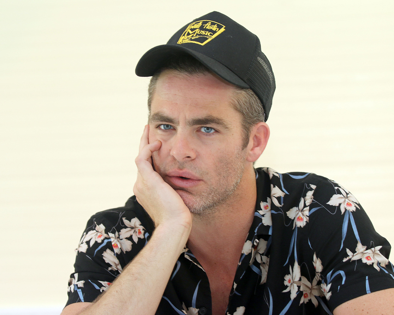 Американский актер Крис Пайн в кепке