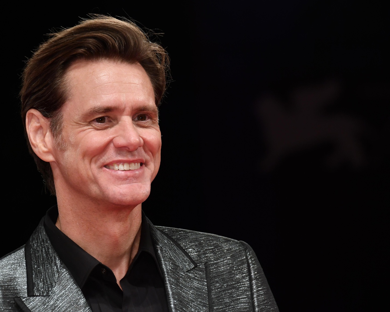 Американский актер Джим Керри улыбается