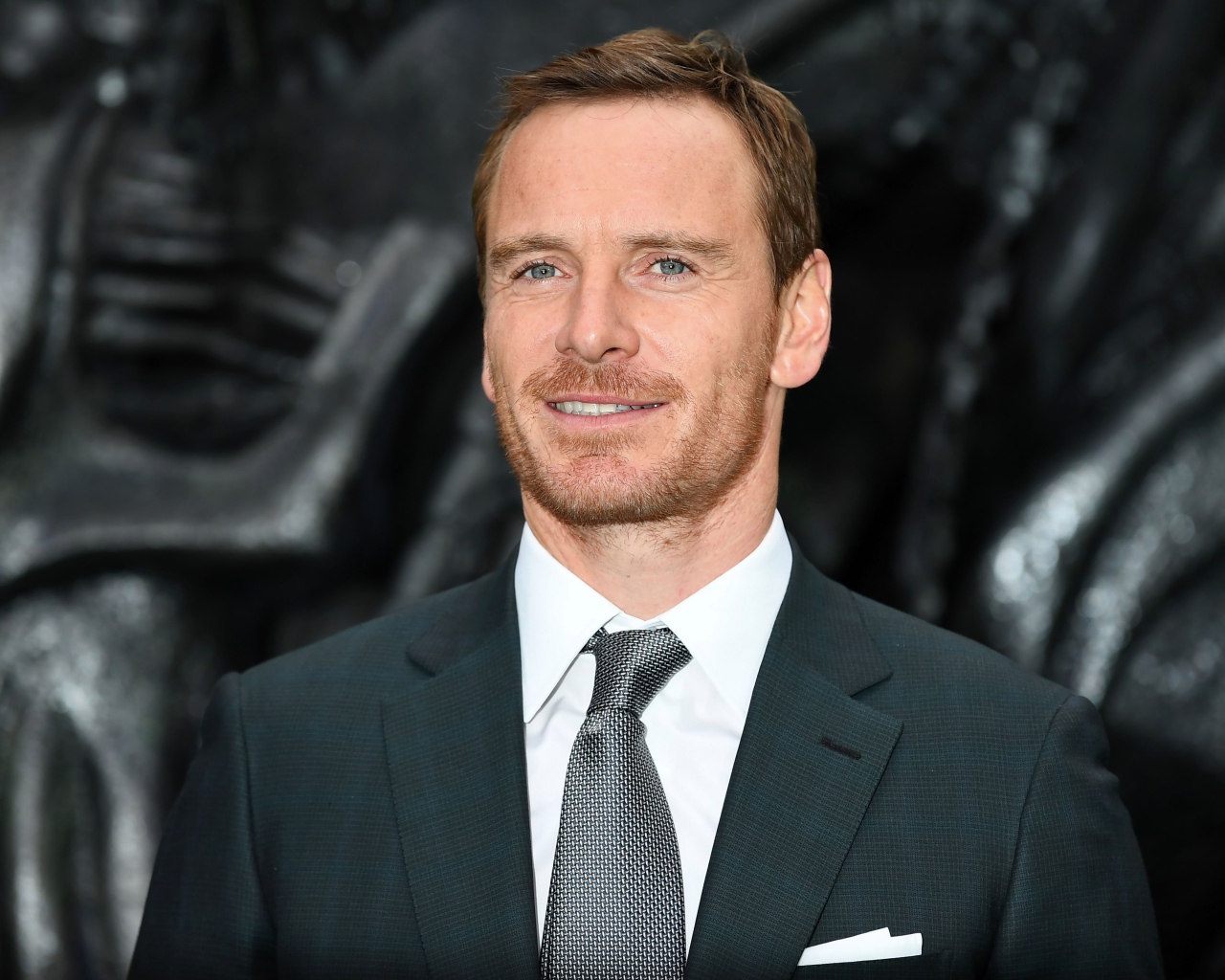 Красивая улыбка актера Майкла Фассбендера