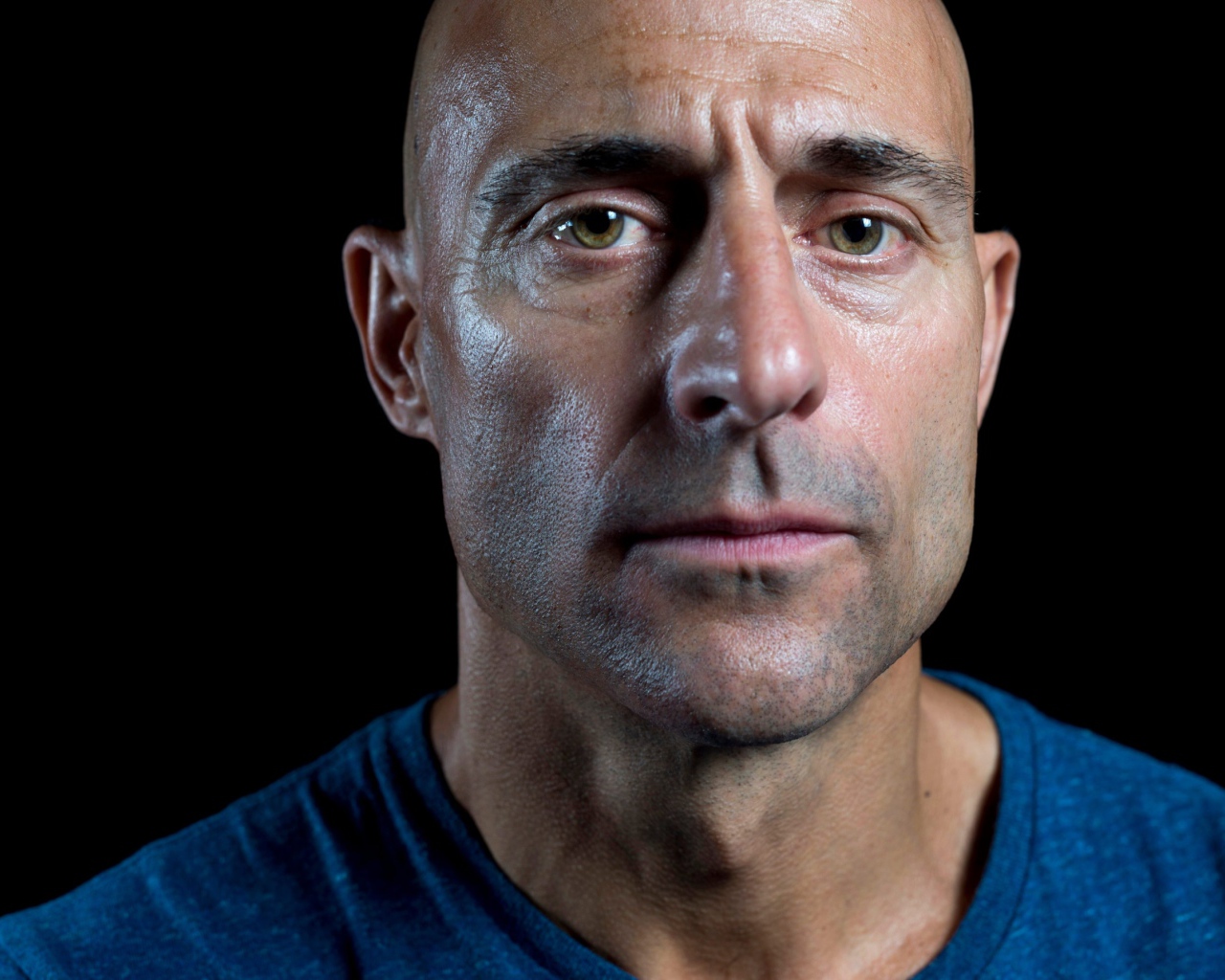 Британский актер Марк Стронг на черном фоне