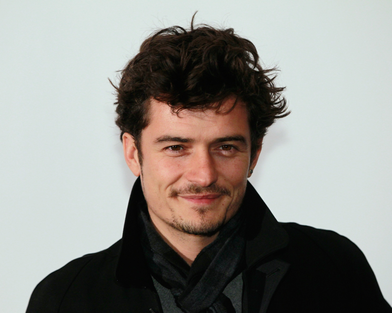 Кареглазый мужчина, актер Орландо Блум