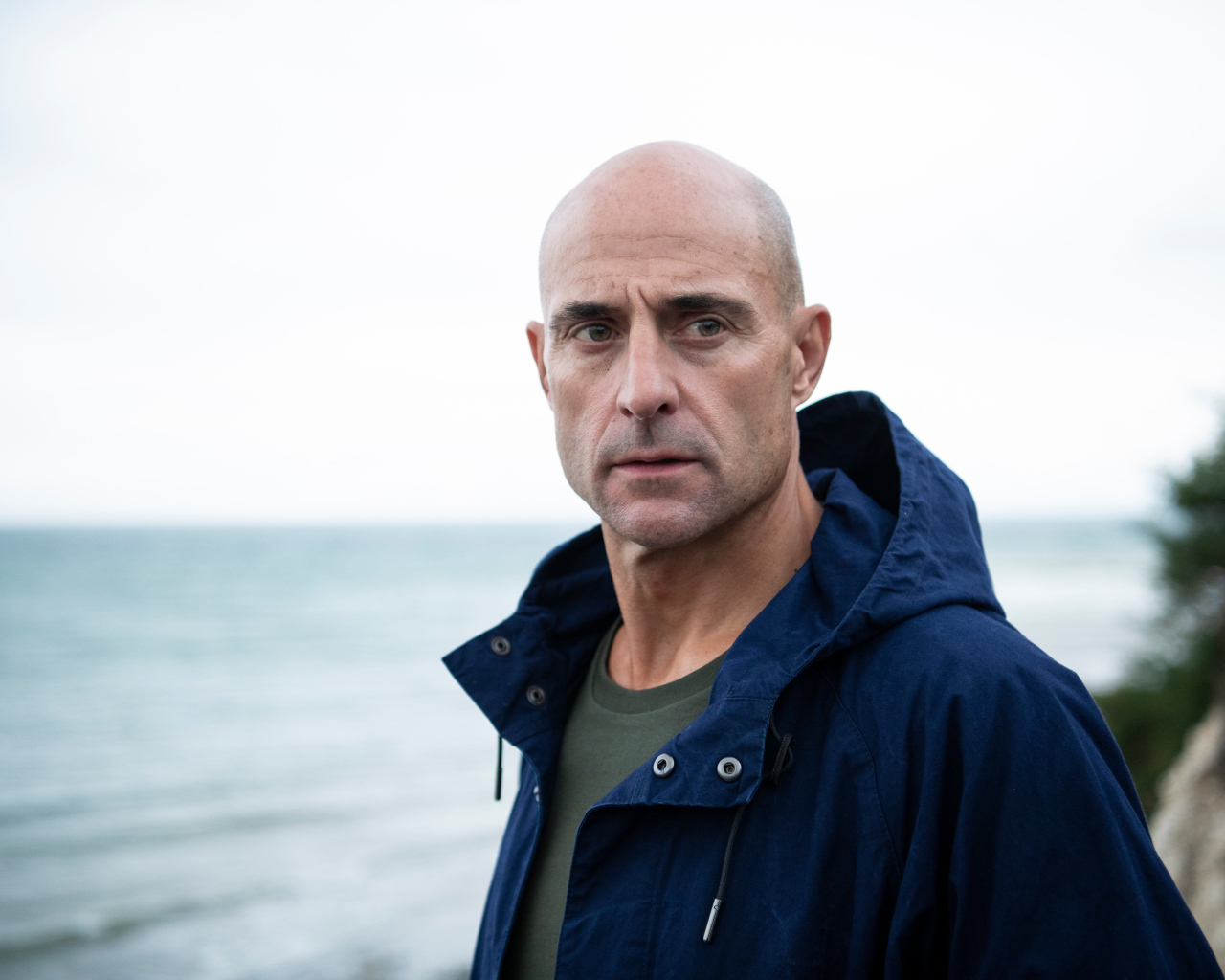 Брутальный актер Марк Стронг у моря