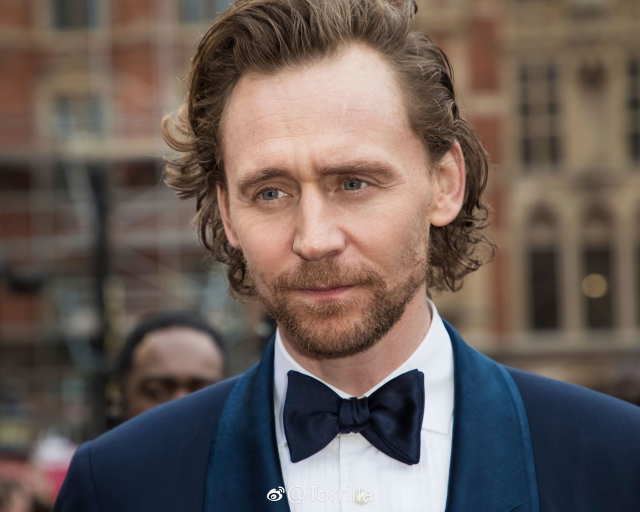 Английский актер Том Хиддлстон в костюме