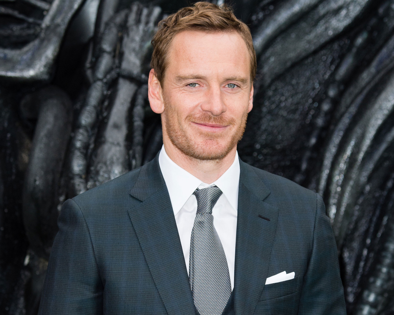 Немецкий актер Майкл Фассбендер в костюме