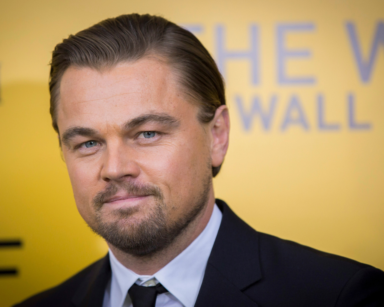 Красивый актер Леонардо Ди Каприо в смокинге