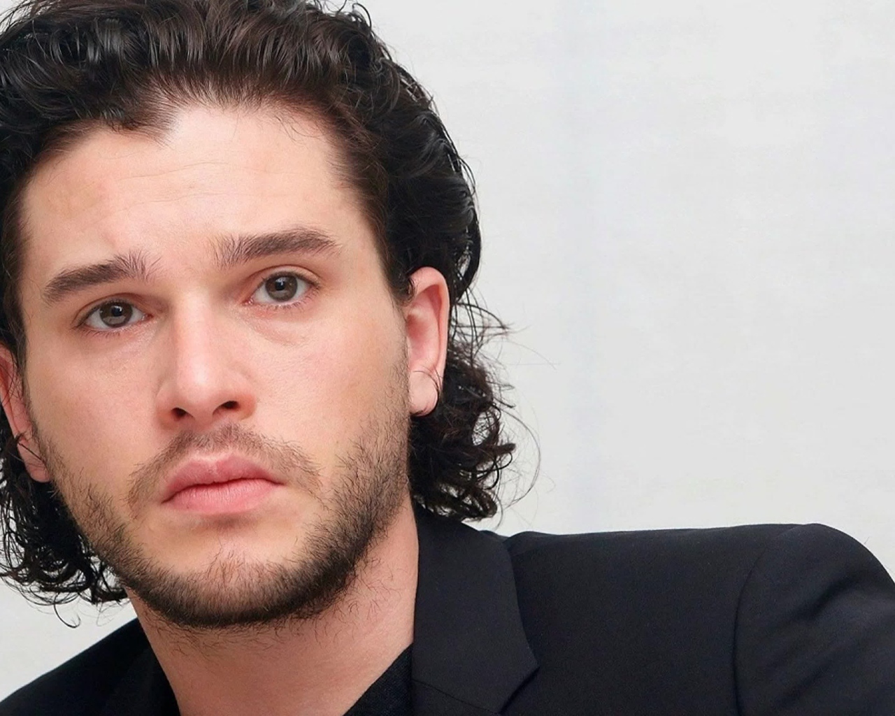 Красивый мужчина, британский актер  Кит Харингтон на белом фоне