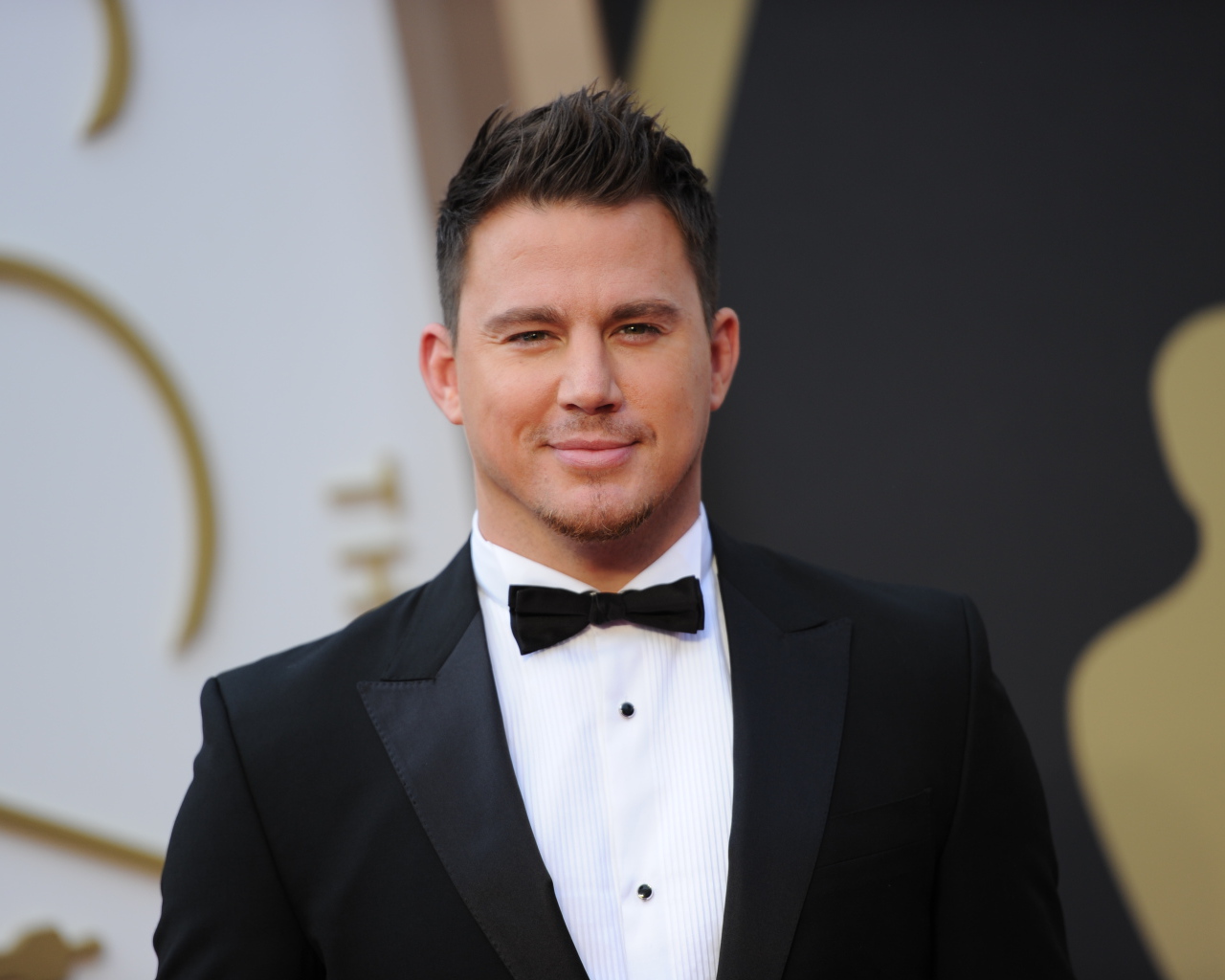 Красивый мужчина, актер Ченнинг Татум в смокинге