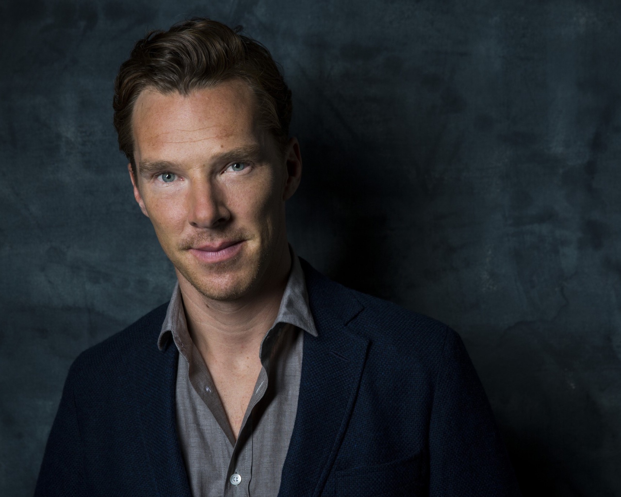 Популярный актер Бенедикт Камбербэтч у стены