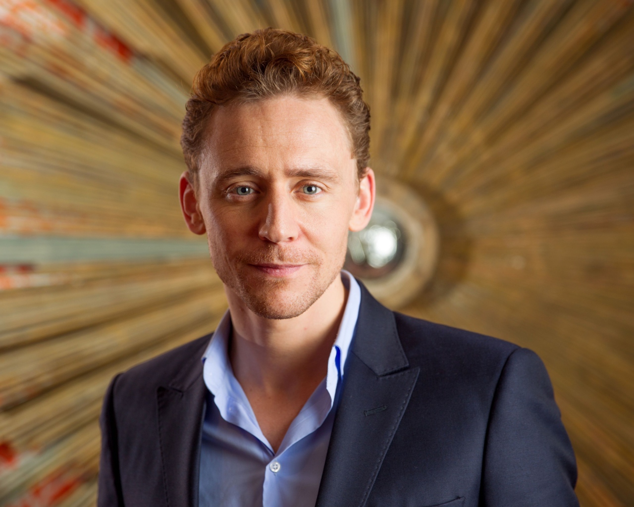 Популярный актер Том Хиддлстон в костюме