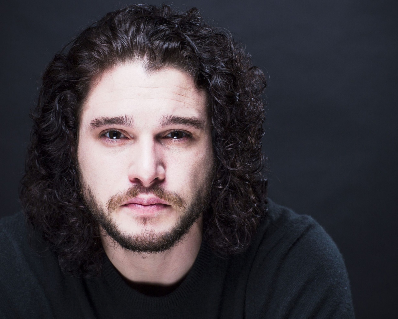 Грустный  Кит Харингтон на сером фоне