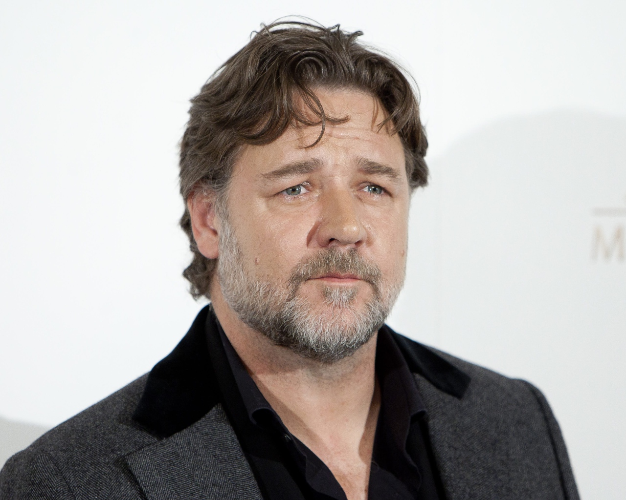 Грустный актер Рассел Кроу в пиджаке