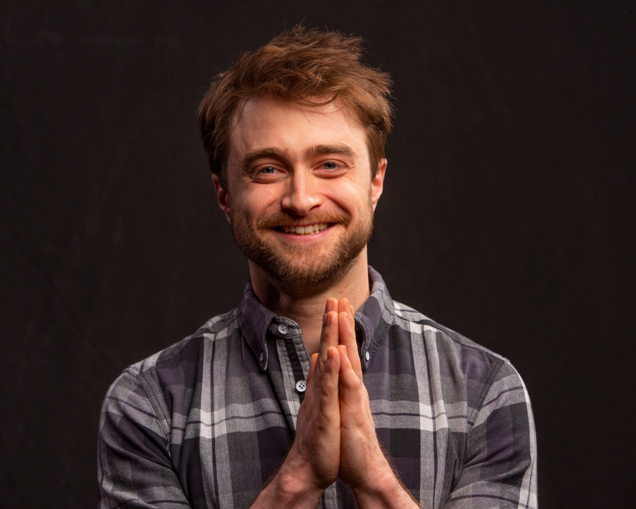 Улыбающийся мужчина, актер Дэниел Рэдклифф