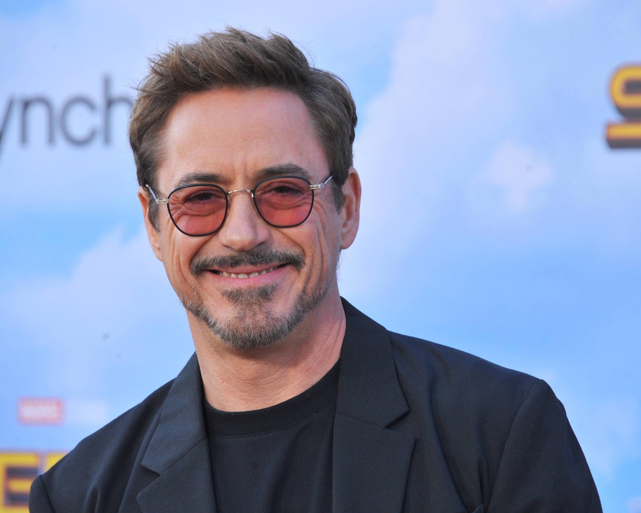 Улыбающийся мужчина, актер Роберт Дауни-младший