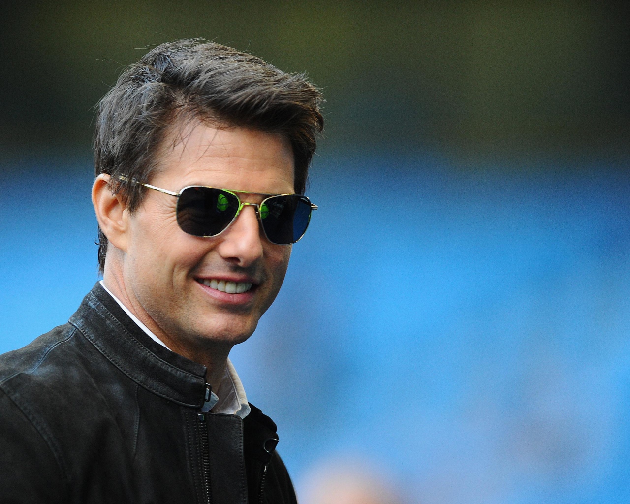 Улыбающийся Том Круз в очках