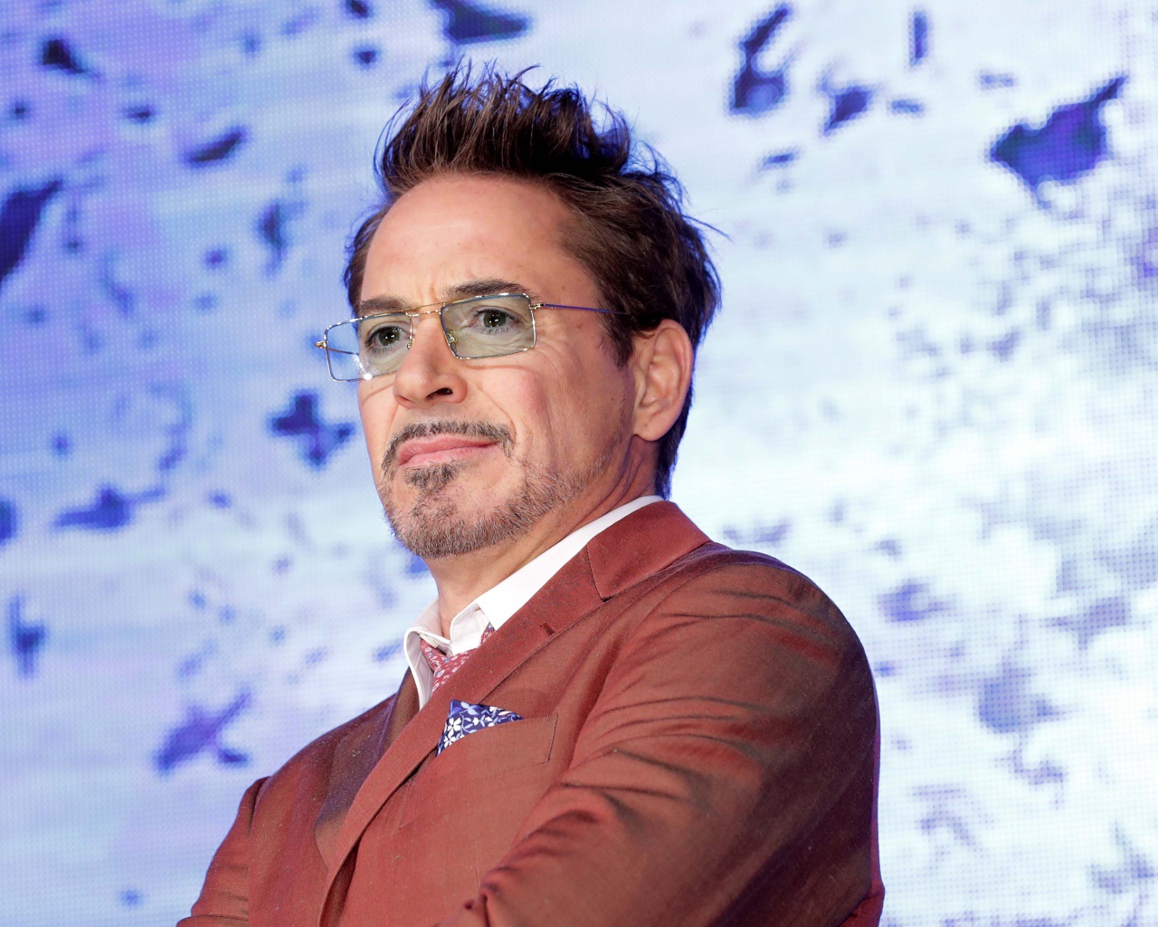 Стильный популярный актер Роберт Дауни-младший