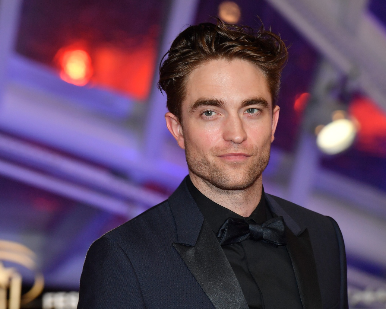 Стильный мужчина в черном костюме, актер Роберт Паттинсон