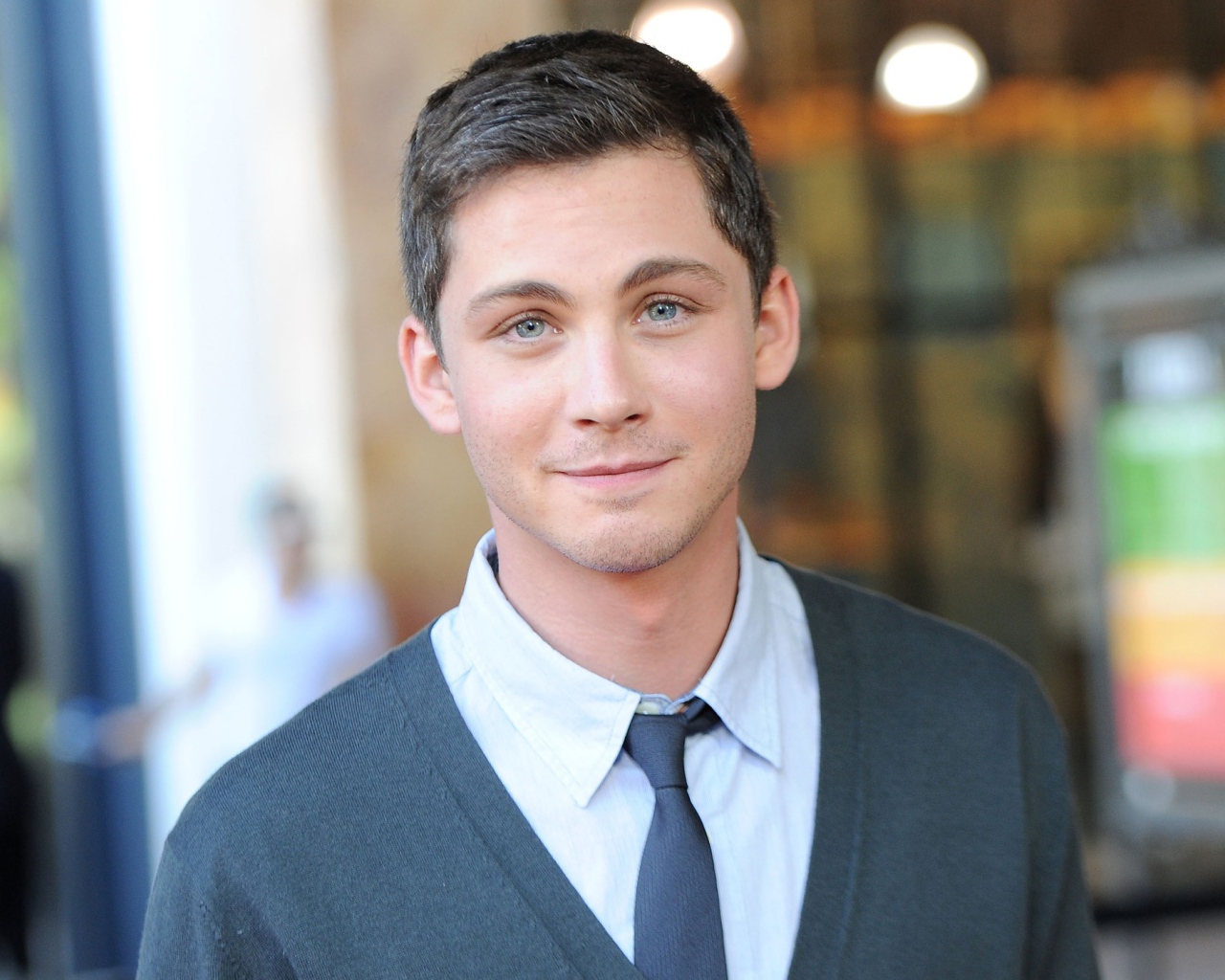 Молодой голубоглазый мужчина актер Логан Лерман