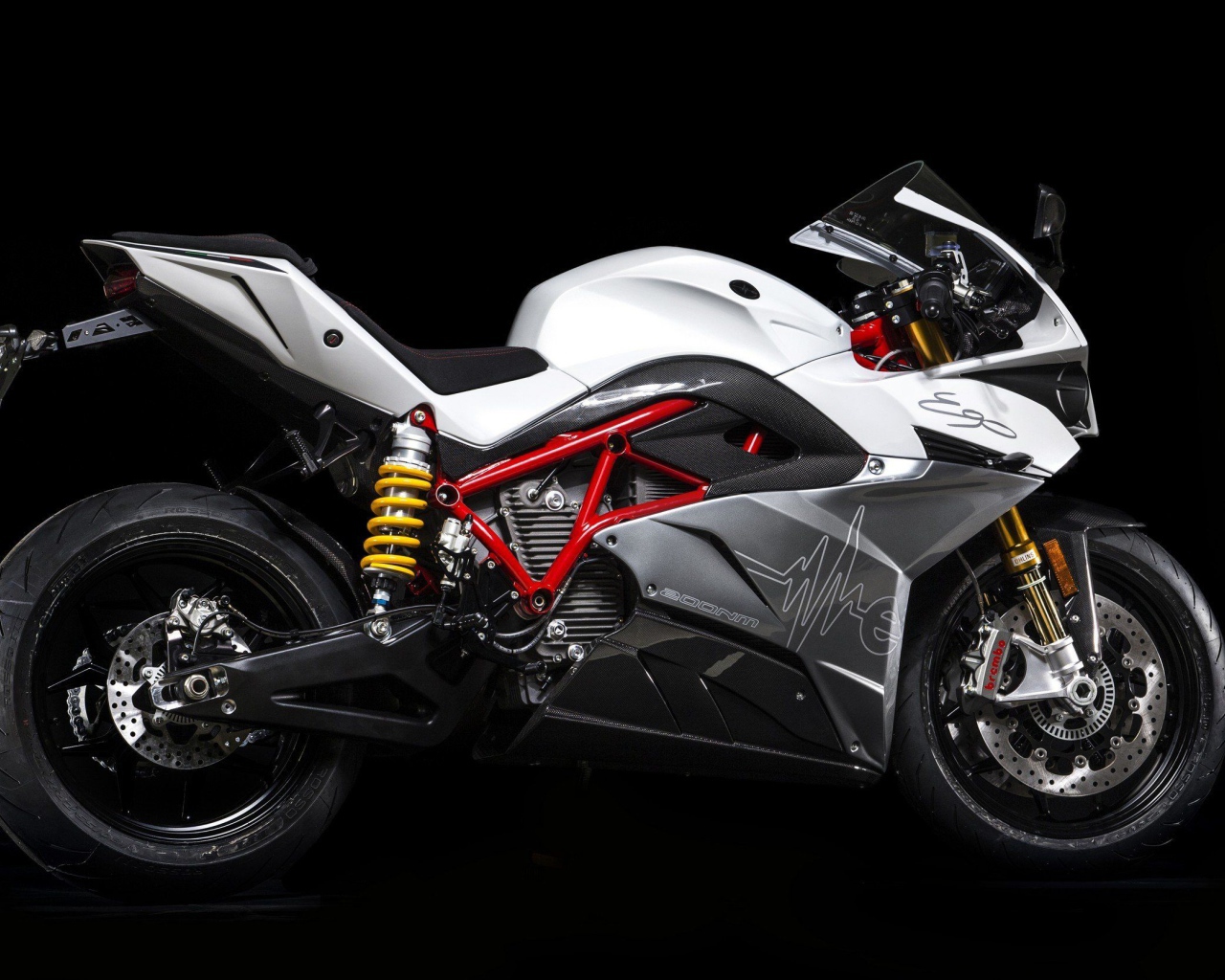 Электрический мотоцикл Energica Ego на черном фоне