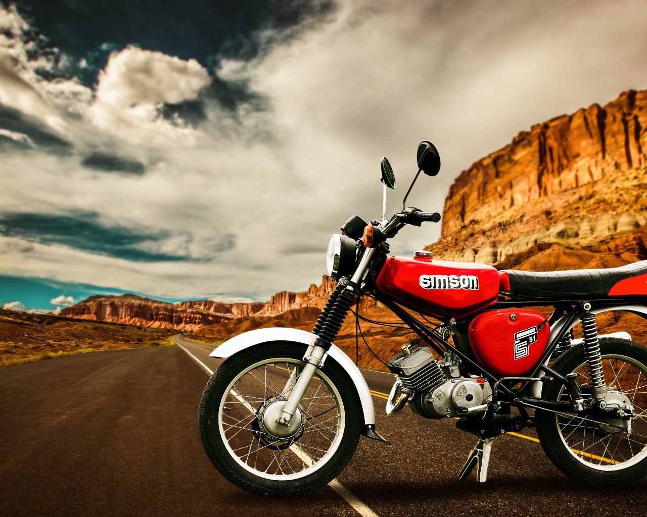 Красный мотоцикл simson s50cc у гор