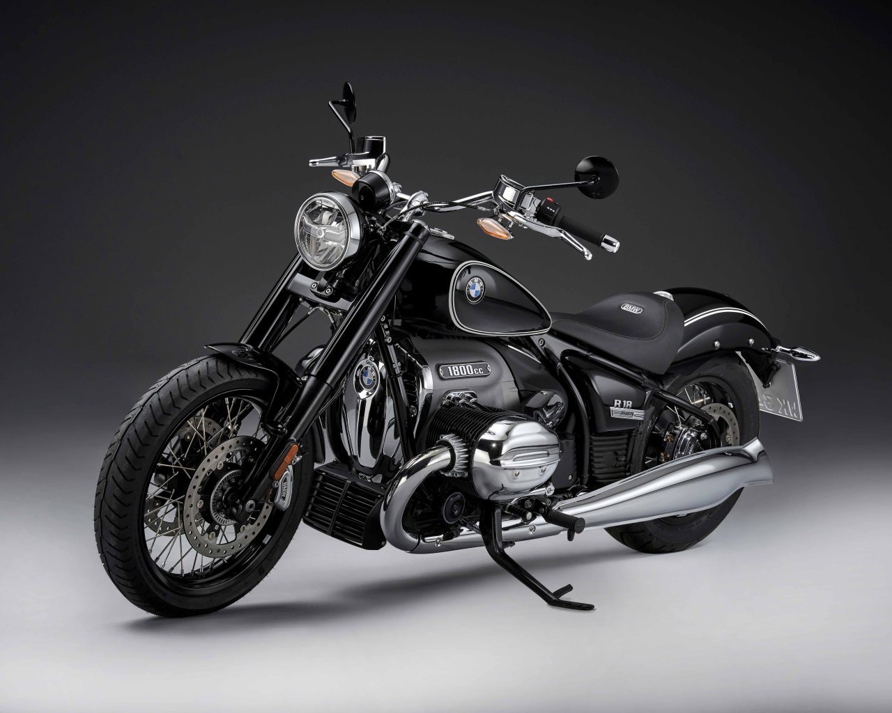 Большой черный мотоцикл BMW R1800C на сером фоне