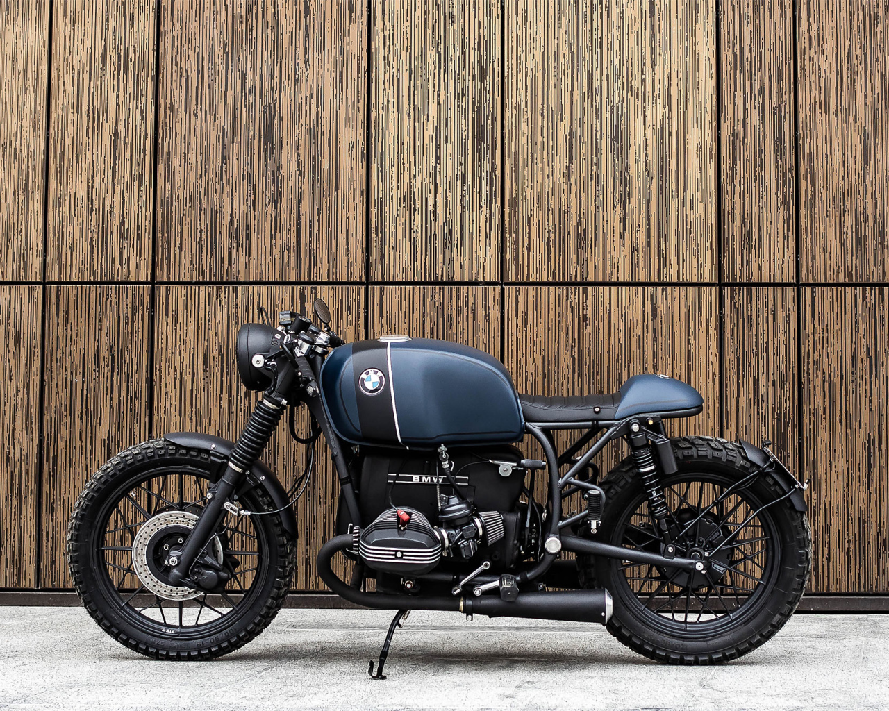 Мотоцикл Vagabund BMW R100R на фоне стены
