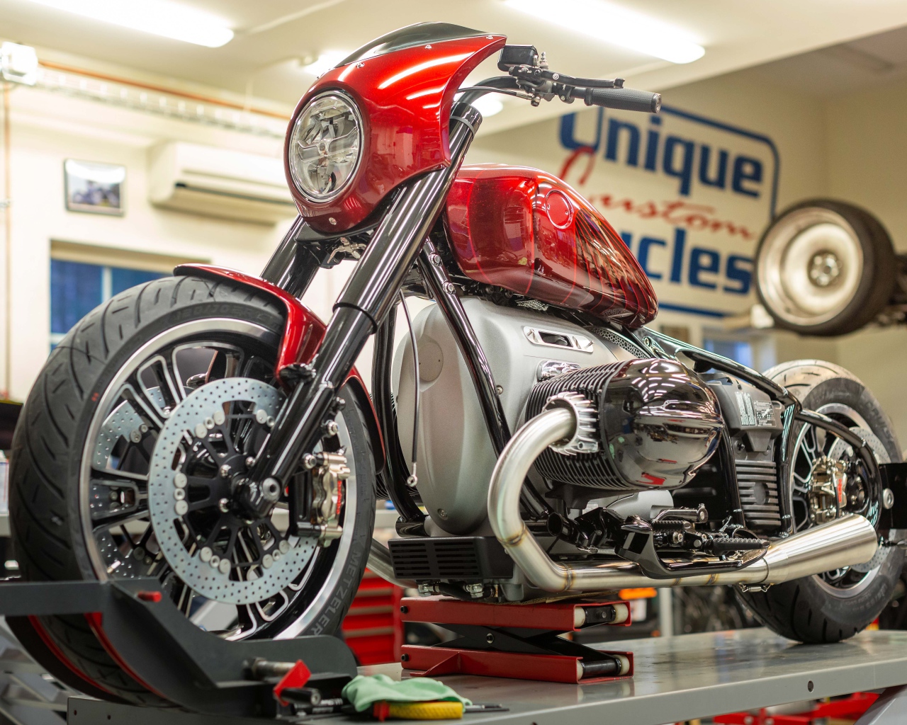 Новый красный мотоцикл BMW Concept R 18.2, 2021 года