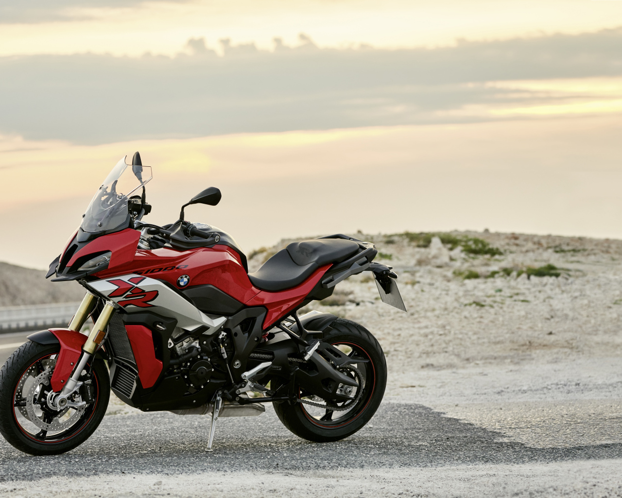 Красный мотоцикл BMW S 1000 XR на фоне заката 