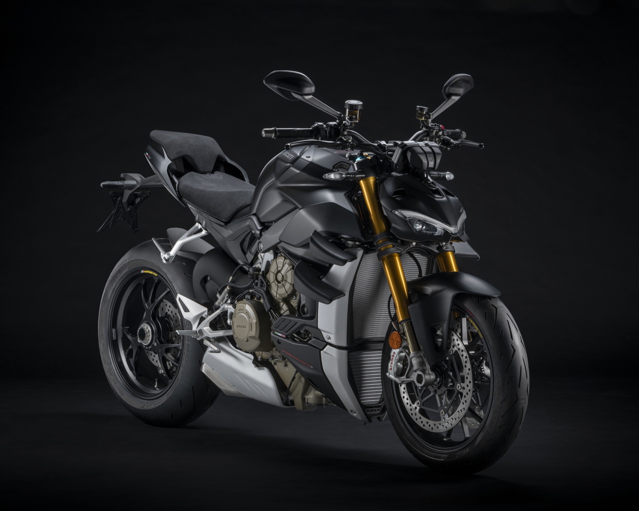 Черный мотоцикл Ducati V4 Streetfighter, 2021 года на сером фоне