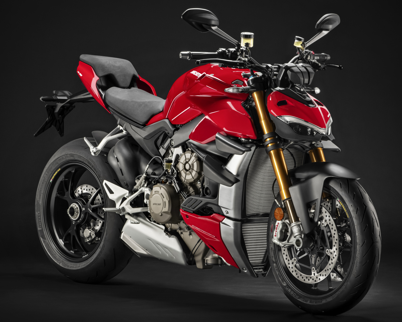 Мотоцикл Ducati V4 Streetfighter, 2021 года на сером фоне