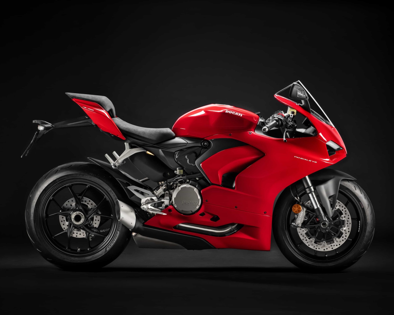 Красный мотоцикл Ducati Panigale v2, 2020 года на черном фоне