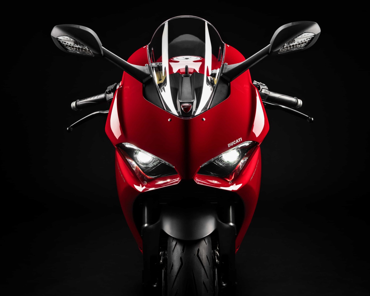 Красный мотоцикл Ducati Panigale v2 вид спереди