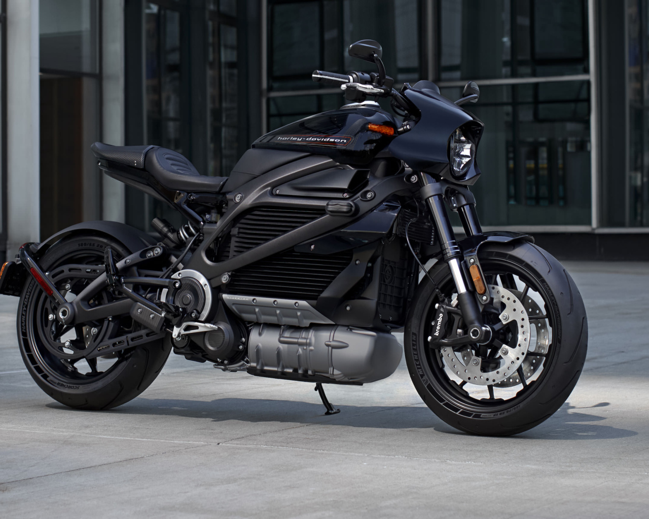Черный мотоцикл Harley-Davidson LiveWire, 2021