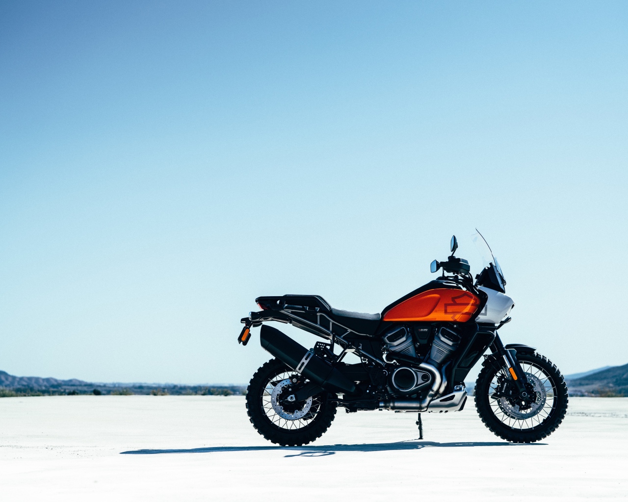 Новый стильный мотоцикл Harley-Davidson Pan America, 2021 года на фоне неба
