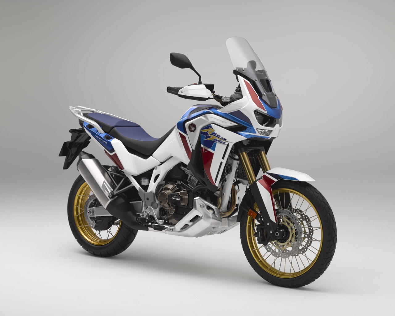 Мотоцикл Honda CRF1100L Africa Twin, 2021 года на сером фоне