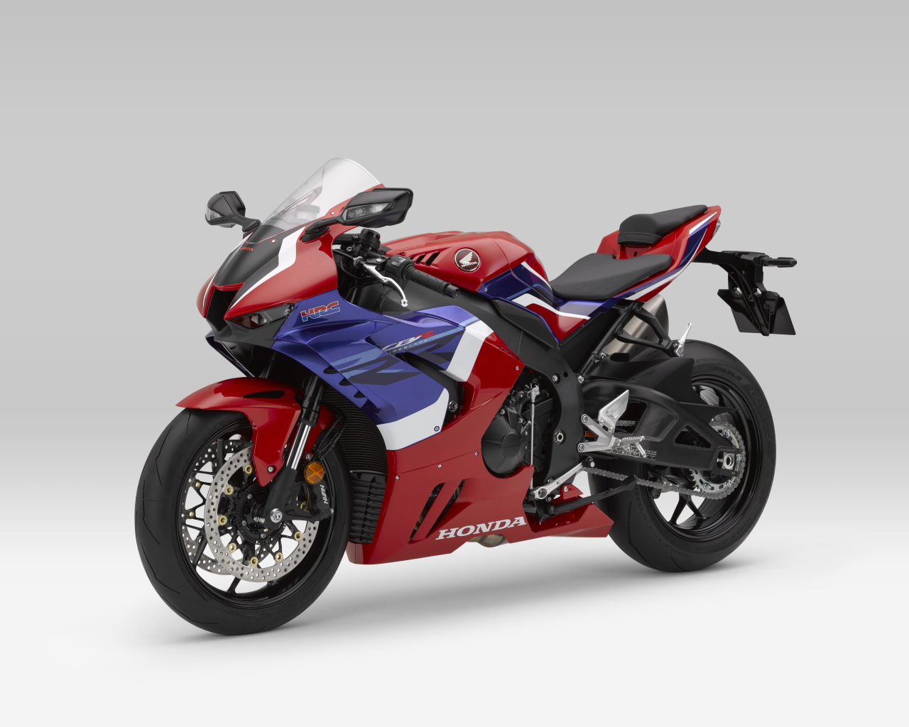 Мотоцикл Honda CBR1000RR-R Fireblade на сером фоне