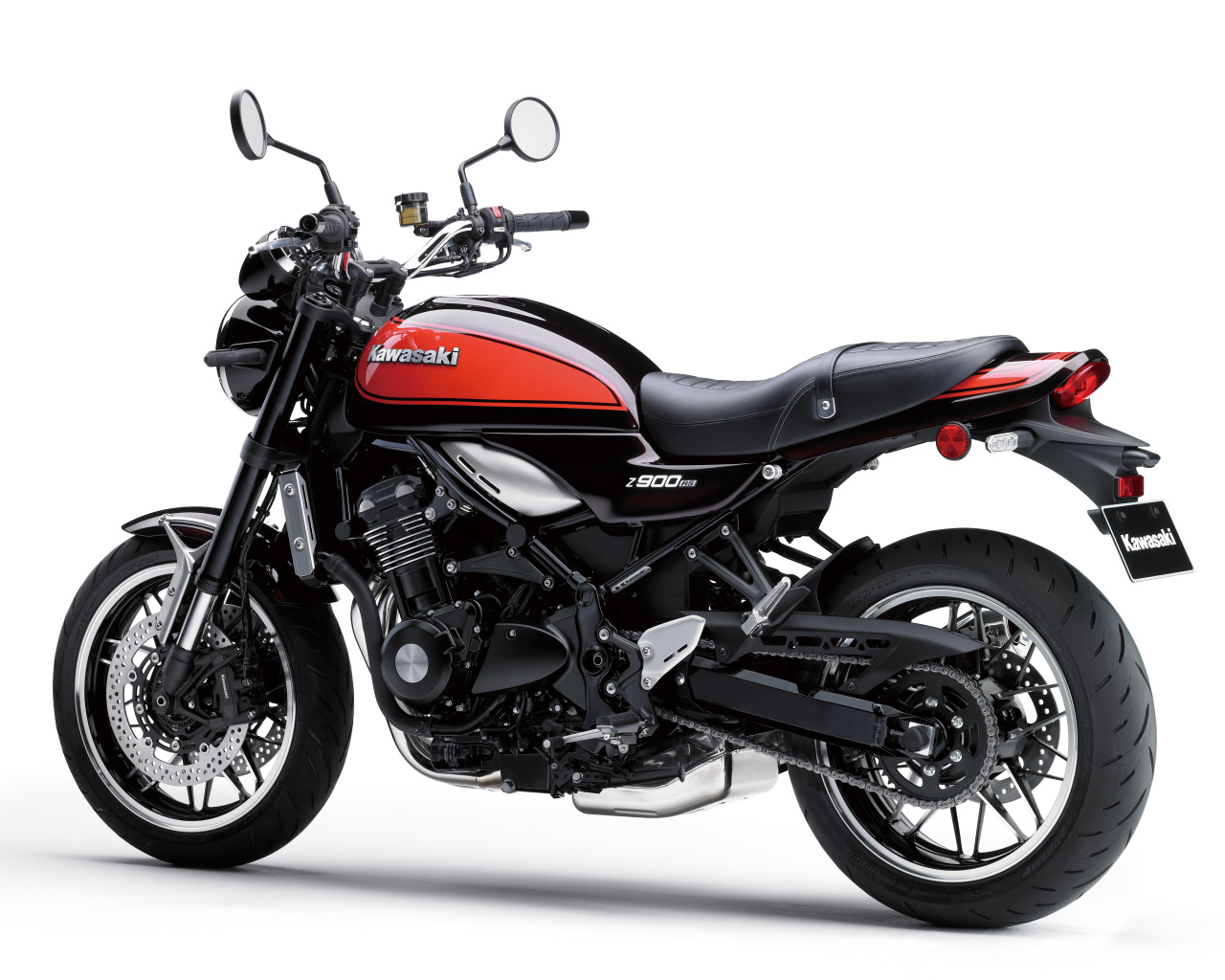 Большой мотоцикл Kawasaki Z900RS на белом фоне