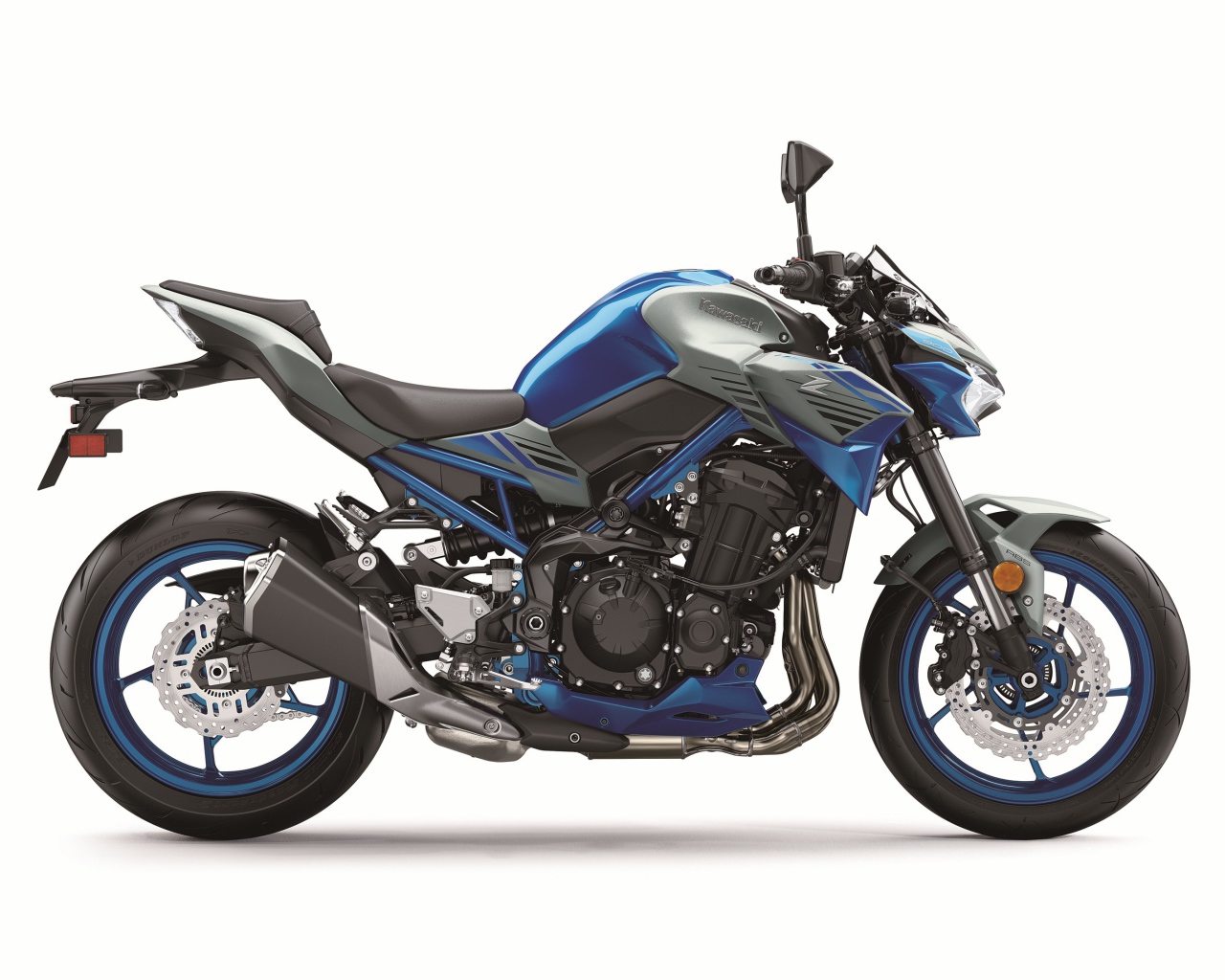 Мотоцикл Kawasaki Z 900, 2020 года на белом фоне