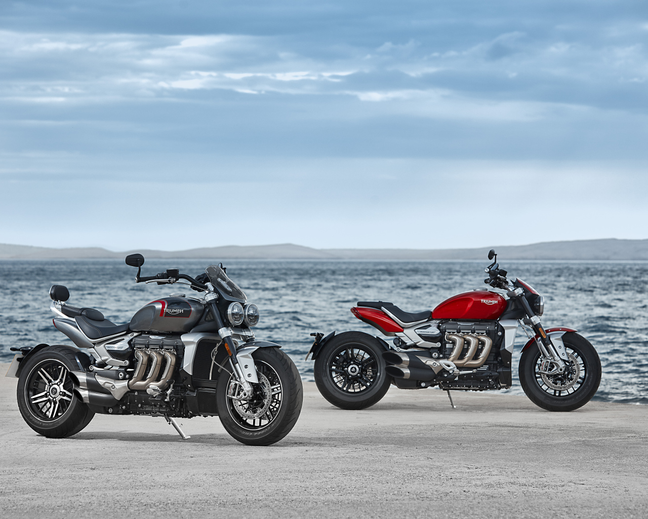 Два мотоцикла Triumph Rocket 3, 2021 года на берегу